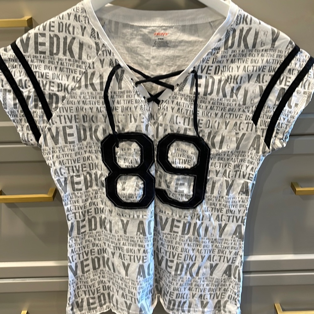 Super cute DKNY active top